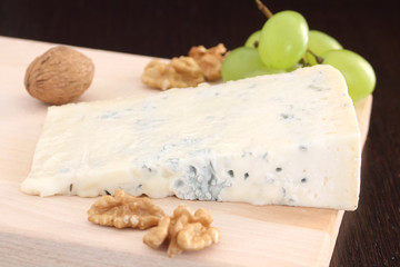 Gorgonzola blue cheese with grapes and walnuts