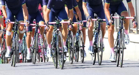 Papier Peint photo autocollant Vélo équipe de cyclistes avec le maillot bleu en course cycliste