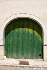 grüne Tor mit Rundbogen