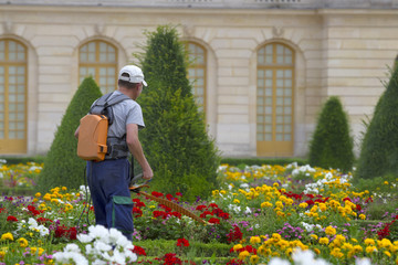 Jardinier entretenant un jardin