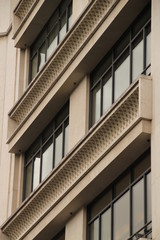 Fachada de un edificio de apartamentos en Paris, Francia