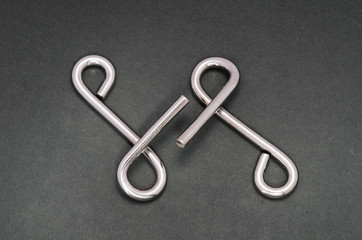 知恵の輪　黒バック