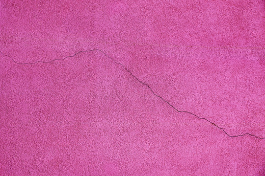 Riss in Pink Gestrichener Wand