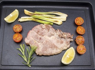 Chuleta de carne con verduras