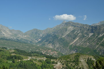 Obraz premium Theodoriana Artas - górski i zielony las w północnej Grecji