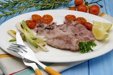 Chuleta de carne con verduras