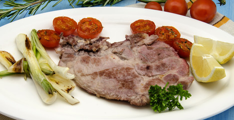 Chuleta de carne con verduras