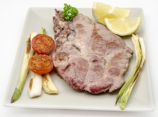 Chuleta de carne de cerdo con verduras