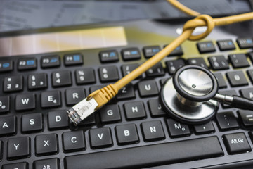 Laptop-Tastatur und Netzwerkkabel