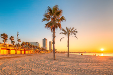 Obraz premium Barceloneta Beach in Barcelona at sunrise