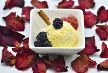 madagascar vanilla ice cream with berries and almonds