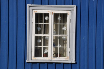 Fototapeta na wymiar Wooden white window and blue wall