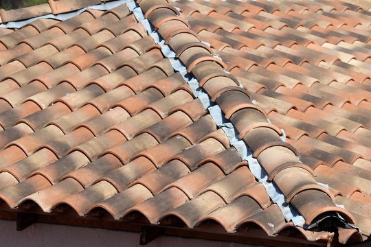 Arêtier de toit de tuiles en Provence