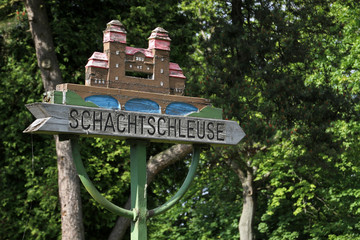 Wegweiser zur Schachtschleuse in Minden