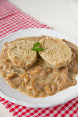 Semmelknödel mit Eierschwammerlsauce