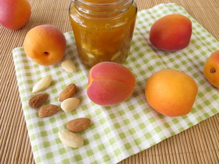 Hausgemachte Aprikosenkonfitüre mit Mandeln