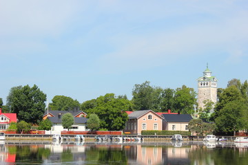 Obraz premium Die finnische Stadt Ekenäs (Tammisaari) spiegel sich im Wasser