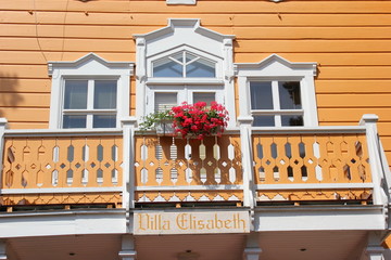 Balkon einer historischen Holzvilla in Hanko (Hangö) in Finnland