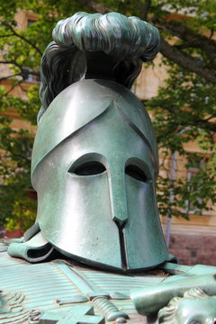 Helm auf dem Grabmal von Ehrensv&auml;rd auf Suomenlinna
