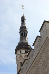 Turm und Zinnen auf dem Rathaus von Tallinn (Estland)