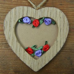 Holzherz mit Blüten