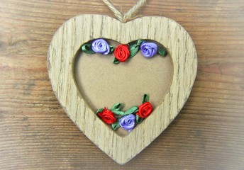 Holzherz mit Blüten und Textfreiraum