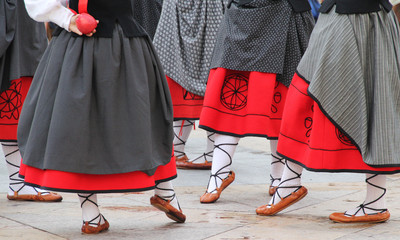 Bailarinas en un festival de folk vasco