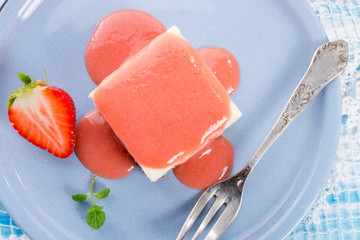 Cheese cake with strawberry sauce
