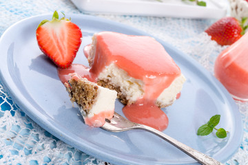 Cheese cake with strawberry sauce
