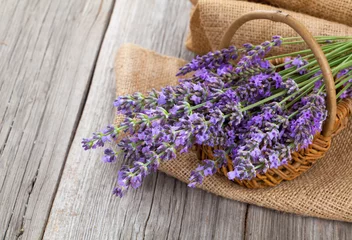Gardinen lavender flowers in a basket with burlap on the wooden backgrou © motorolka