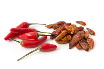 Frische und getrocknete Chilischoten