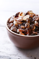 Reed sugar in bowl on wooden background