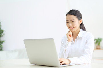 ノートパソコン・若い女性