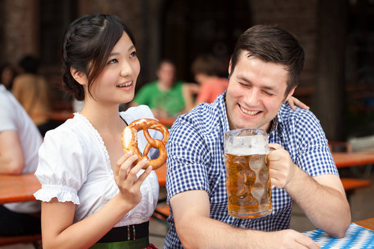 Zusammen Spa&szlig; haben im Biergarten