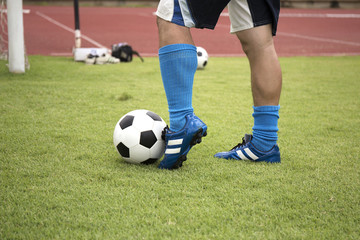 soccer player running before shooting