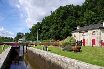 Fototapeta premium Canal et maison éclusière