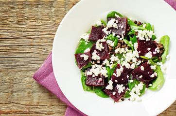 salad with beets, spinach and goat cheese