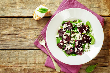 salad with beets, spinach and goat cheese