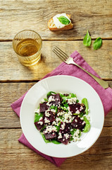 salad with beets, spinach and goat cheese