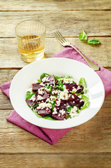 salad with beets, spinach and goat cheese