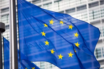 Abwaschbare Fototapete Brüssel EU-Flagge vor Berlaymont-Gebäudefassade