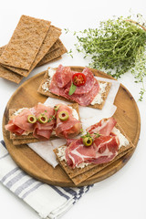 Finnisches Roggenknäckebrot mit Salami Milano, Coppa-Schinken,