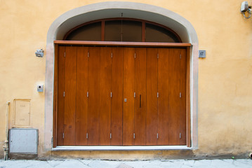 Portone di legno, ingresso palazzo