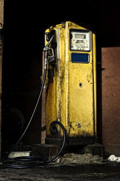 Verde arancione e giallo le pompe carburante collegato al distributore di  benzina Foto stock - Alamy