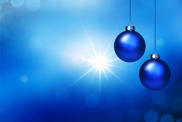 Blaue Weihnachtskugeln vor Blauem Hintergrund