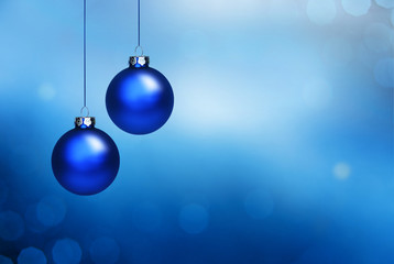 Naklejka na ściany i meble Blaue Weihnachtskugeln vor Blauem Hintergrund