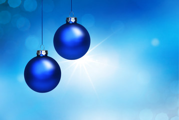 Blaue Weihnachtskugeln vor Blauem Hintergrund