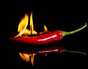 Obrazy na Plexi  ostra papryka - chili i płomienie na czarnym tle