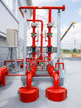 Cooling-water pump station with motors, valves and pipelines, industrial utility infrastructure for process circulation, engineering maintenance and plant operations.