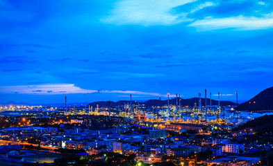Fototapeta premium Oil refinery plant at twilight night